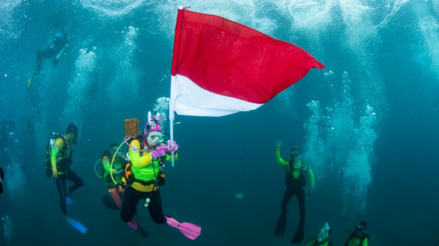 Keren, Pengibaran Merah Putih di Dasar Laut Cetak Rekor Dunia