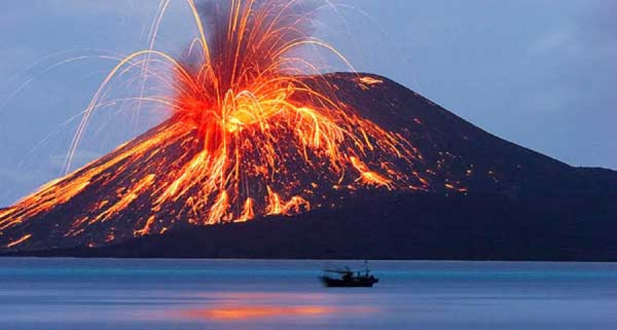 Waspada Anak  Gunung  Krakatau Keluarkan Api dan Lava