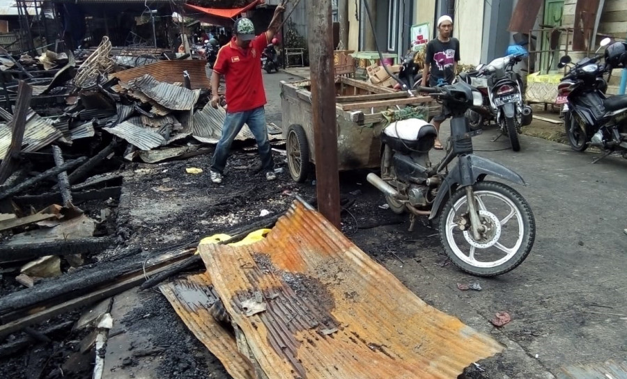 Pemulung Untung Warga Korban Kebakaran Merasa Terbantu