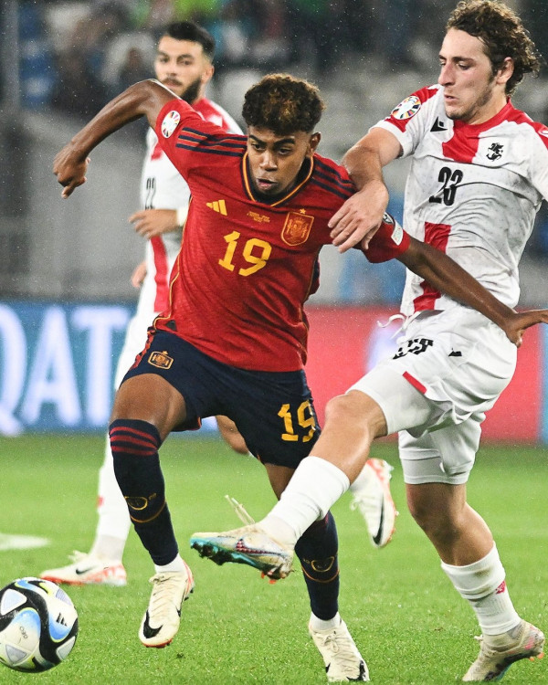 Lamine Yamal (kiri), menorehkan sejarah sebagai pemain termuda di tim nasional Spanyol yang mampu mencetak gol di pentas internasional. (bbc)