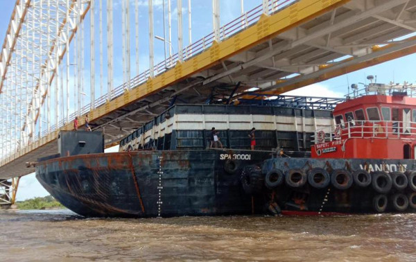 BREAKING NEWS: Tongkang Muatan Besi Tersangkut di Jembatan Martadipura Kota  Bangun | Korankaltim.com