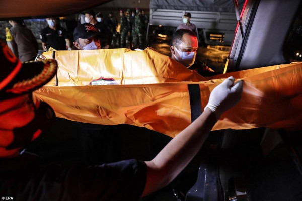Satu Kantong Jenazah Dibawa Ke Rumah Sakit Tni Au Kerahkan Armada Cari Pesawat Sriwijaya Air Sj812 Korankaltim Com