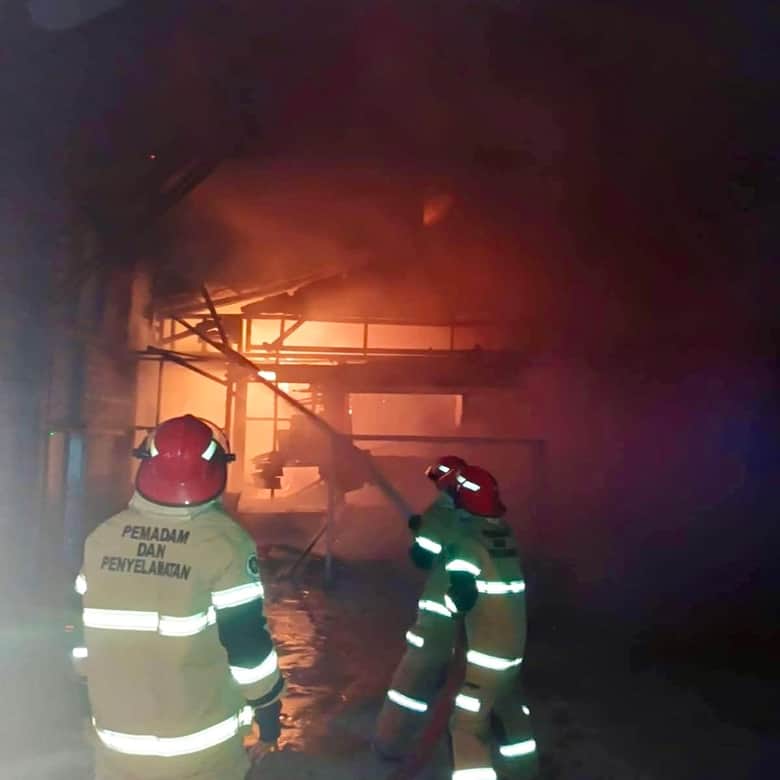 Diduga Korsleting Listrik, Gedung Veteran di Depan AspolTerbakar