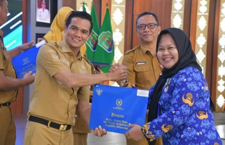 238 ASN Nunukan Terima Satyalancana