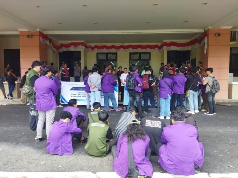 Puluhan Mahasiswa Demo DPRD Kukar