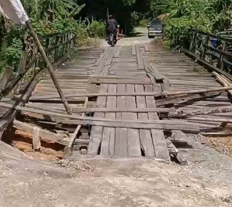 Jembatan Kayu Desa Sebuntal Rusak Parah
